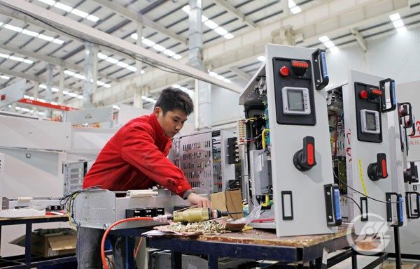 盛隆電氣技術(shù)人員正在操作現(xiàn)代化電氣設(shè)備。宋榮成 攝.JPG.jpg